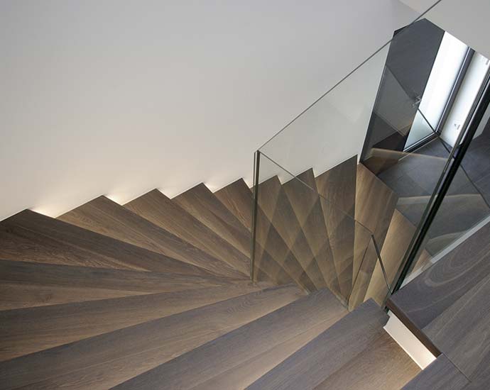 Treppenbeläge aus dunklem Holz, Scheucher | Holz Pirner Pommelsbrunn, Teaser