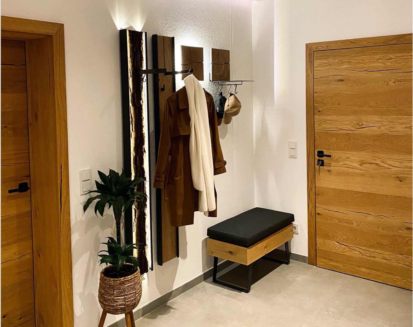 Eingangsbereich mit Holztür und Garderobe | Referenz | Holz Pirner