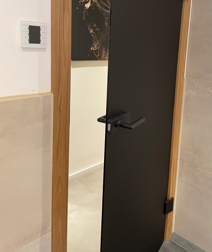 Schwarze Tür mit Rahmen aus Crackeiche | Referenz | Holz Pirner