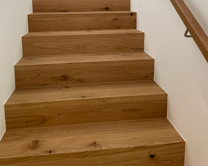 Treppe verkleidet mit Eichenholz | Referenz | Holz Pirner